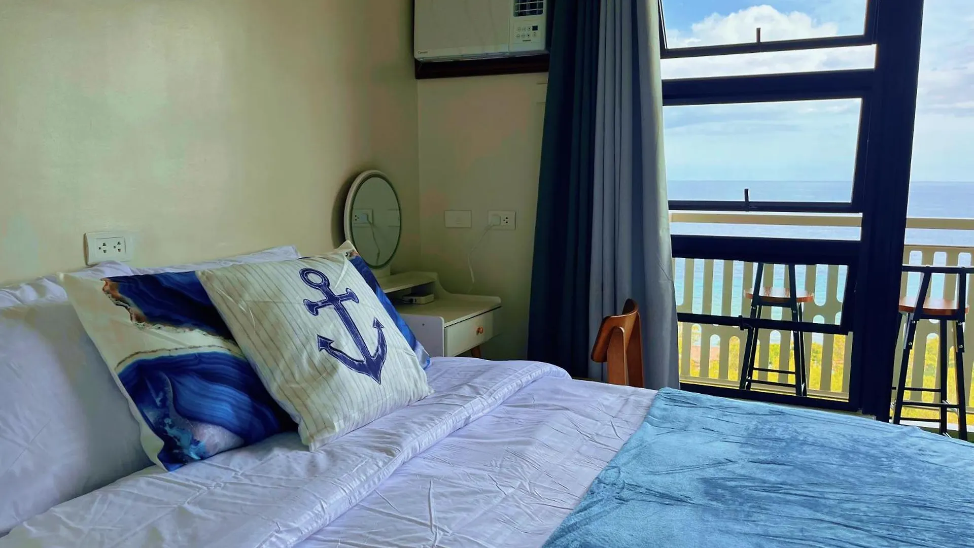 Panglao Luxury Sea View Condo, Pool, Cafe - Suite 918 Dauis Apartment